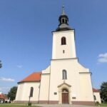 Kościół parafialny św. Wawrzyńca w Gołańczy z widoczną tablicą ogłoszeń parafialnych